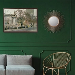 «Tate Gallery, 1989» в интерьере классической гостиной с зеленой стеной над диваном