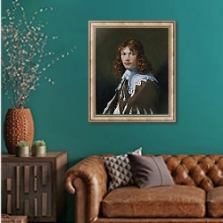 «Автопортрет 39» в интерьере гостиной с зеленой стеной над диваном