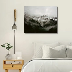 «Темные туманные горы» в интерьере белой спальни в скандинавском стиле