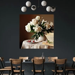 «Натюрморт с белыми пионами» в интерьере столовой с черными стенами