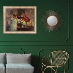 «Зеркало» в интерьере классической гостиной с зеленой стеной над диваном