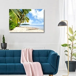 «Пляжный отдых у моря с пальмами и белым песчаным пляжем» в интерьере современной гостиной над синим диваном