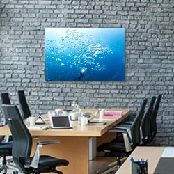 «Дайвер и косяк рыб» в интерьере современного офиса с черной кирпичной стеной