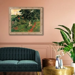 «Приход и уход» в интерьере классической гостиной над диваном