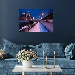 «Москва. Астахов мост и Сталинская высотка» в интерьере современной гостиной в синем цвете