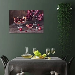 «Гранат и темный виноград на деревянном столе» в интерьере столовой в зеленых тонах