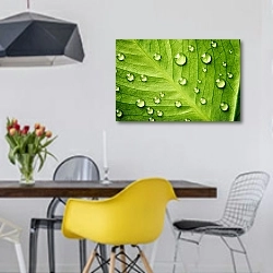 «Зеленый лист с каплями воды №2» в интерьере столовой в скандинавском стиле с яркими деталями