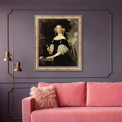 «Женский портрет 22» в интерьере гостиной с розовым диваном