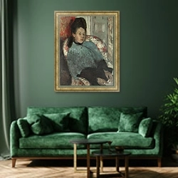 «Портерт Елены Карато» в интерьере зеленой гостиной над диваном