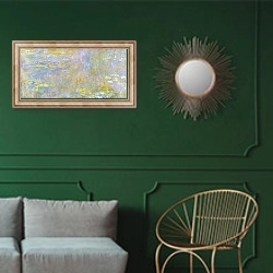 «Кувшинки» в интерьере классической гостиной с зеленой стеной над диваном