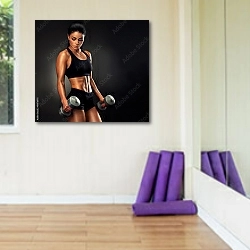 «Спортивная девушка поднимает гантели» в интерьере фитнес-зала с фиолетовыми матами