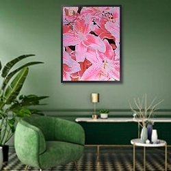«Tiger lily relief, 1999» в интерьере гостиной в зеленых тонах