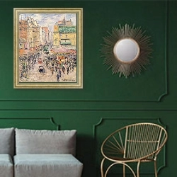 «La Rue de Clignancourt, 1925» в интерьере классической гостиной с зеленой стеной над диваном