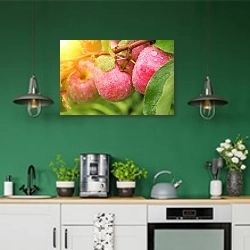 «Яблоки и роса» в интерьере кухни с зелеными стенами