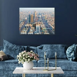 «Эр-Рияд. Столица Саудовской Аравии» в интерьере современной гостиной в синем цвете