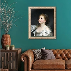 «Девушка» в интерьере гостиной с зеленой стеной над диваном