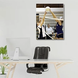 «Волейбольная битва» в интерьере офиса над рабочим местом