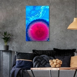 «Яркая розовая капля в голубой воде» в интерьере гостиной в стиле лофт в серых тонах