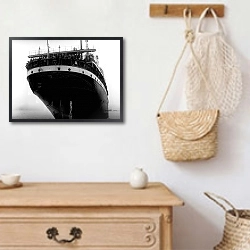 «Титаник» в интерьере в стиле ретро над комодом