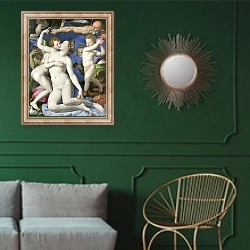 «Алегория Венеры и Купидона» в интерьере классической гостиной с зеленой стеной над диваном