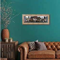 «Сражение между Лапифами и Кентаврами» в интерьере гостиной с зеленой стеной над диваном