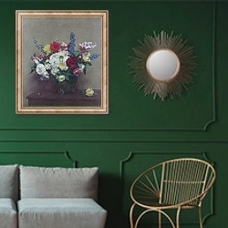 «Розы из июня» в интерьере классической гостиной с зеленой стеной над диваном
