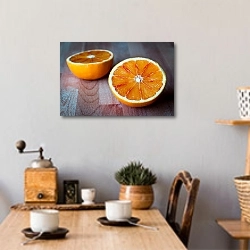 «Две половинки апельсина» в интерьере кухни над обеденным столом с кофемолкой