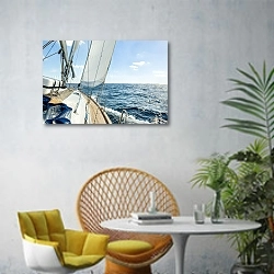 «Яхта в океане в солнечный день» в интерьере современной гостиной с желтым креслом