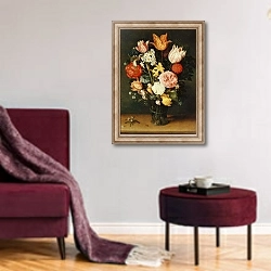 «Tulips, Roses and other Flowers in a Glass Vase» в интерьере гостиной в бордовых тонах
