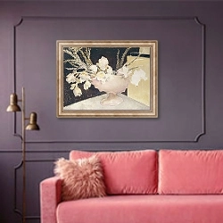 «Cyclamen and Christmas Roses, 1934» в интерьере гостиной с розовым диваном