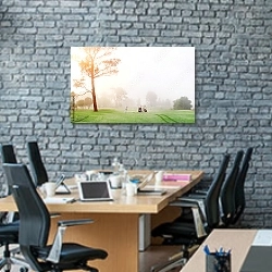 «Утренняя тренировка по гольфу» в интерьере современного офиса с черной кирпичной стеной