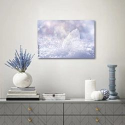 «Белый прозрачный лист на снегу» в интерьере современной гостиной с голубыми деталями