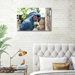 «Трапеза попугая» в интерьере современной спальни в белом цвете с золотыми деталями