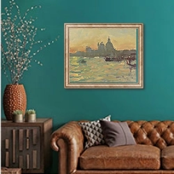 «Венеция 12» в интерьере гостиной с зеленой стеной над диваном