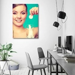«Девушка, держащая стакан с водой и шипучую таблетку» в интерьере современного офиса в минималистичном стиле