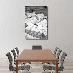 «Упаковки свежих газет» в интерьере конференц-зала над столом для переговоров