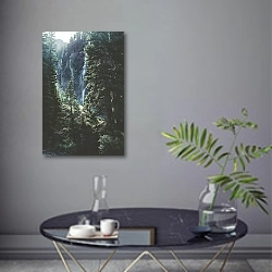 «Высокий водопад в еловом лесу» в интерьере современной гостиной в серых тонах
