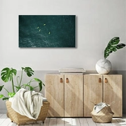 «Зеленые каяки в море» в интерьере современной комнаты над комодом