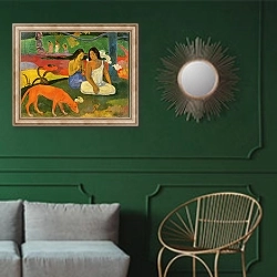 «Arearea, 1892» в интерьере классической гостиной с зеленой стеной над диваном