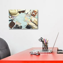 «Аксессуары путешественника» в интерьере офиса над рабочим местом сотрудника