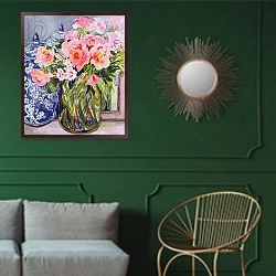 «Still Life with Two Blue Ginger Jars» в интерьере классической гостиной с зеленой стеной над диваном