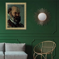 «Self portrait» в интерьере классической гостиной с зеленой стеной над диваном