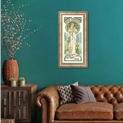 «Bleuze-Hadancourt Parfumeur» в интерьере гостиной с зеленой стеной над диваном