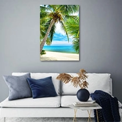 «Зеленая пальма на белом песчаном пляже» в интерьере современной гостиной в синих тонах