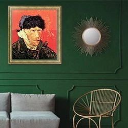 «Автопортрет с перевязанным ухом и трубкой» в интерьере классической гостиной с зеленой стеной над диваном