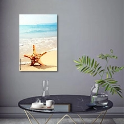 «Морская звезда на морском пляже» в интерьере современной гостиной в серых тонах