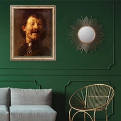 «Смеющийся мужчина в стальном нагруднике» в интерьере классической гостиной с зеленой стеной над диваном