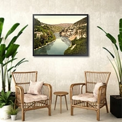 «Великобритания. Монсал-Дейл, извилистая река» в интерьере комнаты в стиле ретро с плетеными креслами