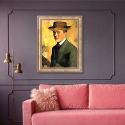 «Автопортрет в шляпе» в интерьере гостиной с розовым диваном