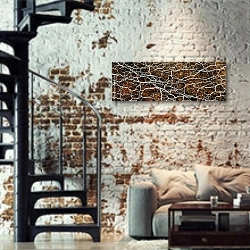 «Коричневый минерал с белыми прожилками» в интерьере двухярусной гостиной в стиле лофт с кирпичной стеной